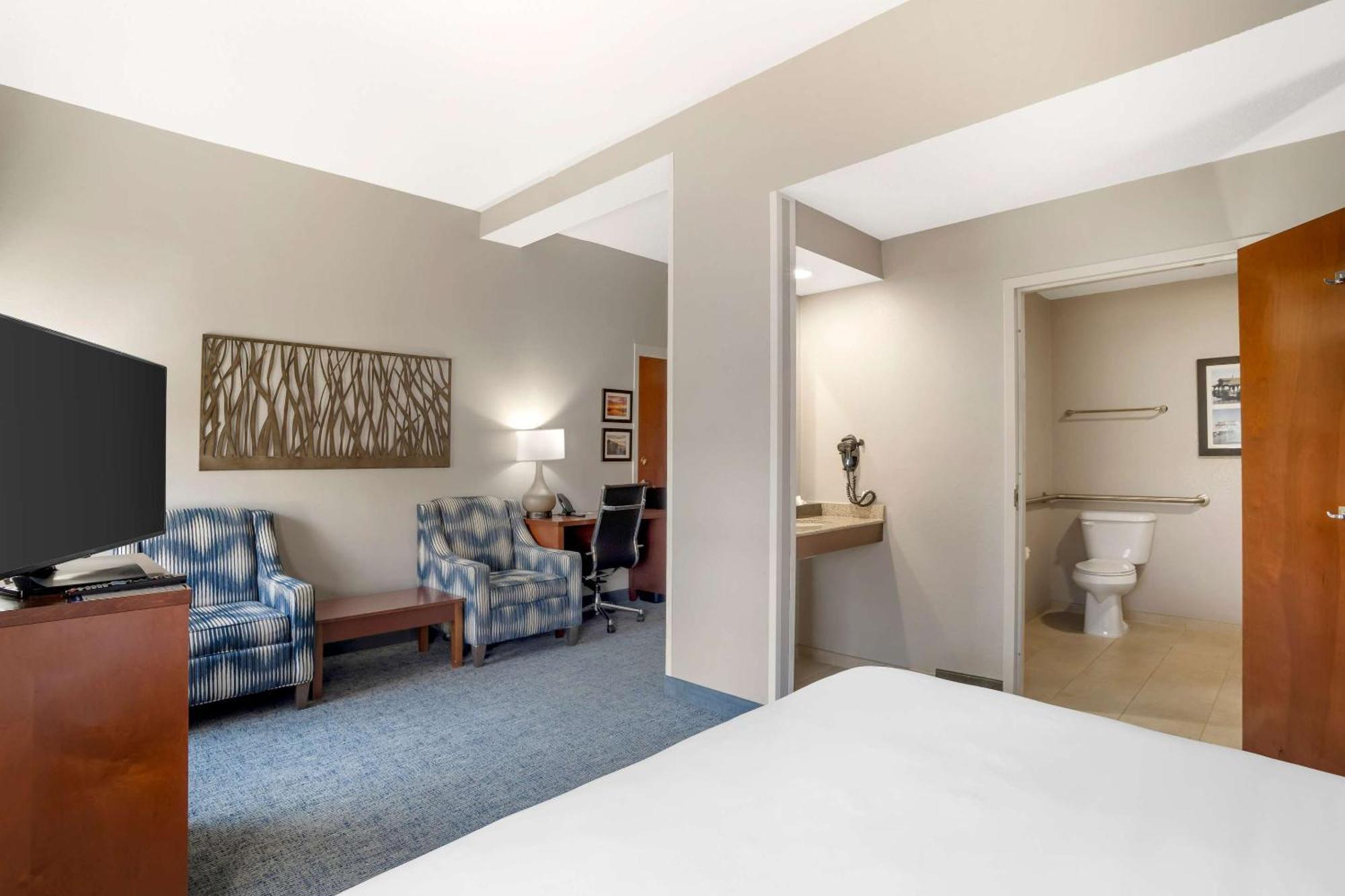 Comfort Suites Near Birkdale Village- Huntersville Exterior photo