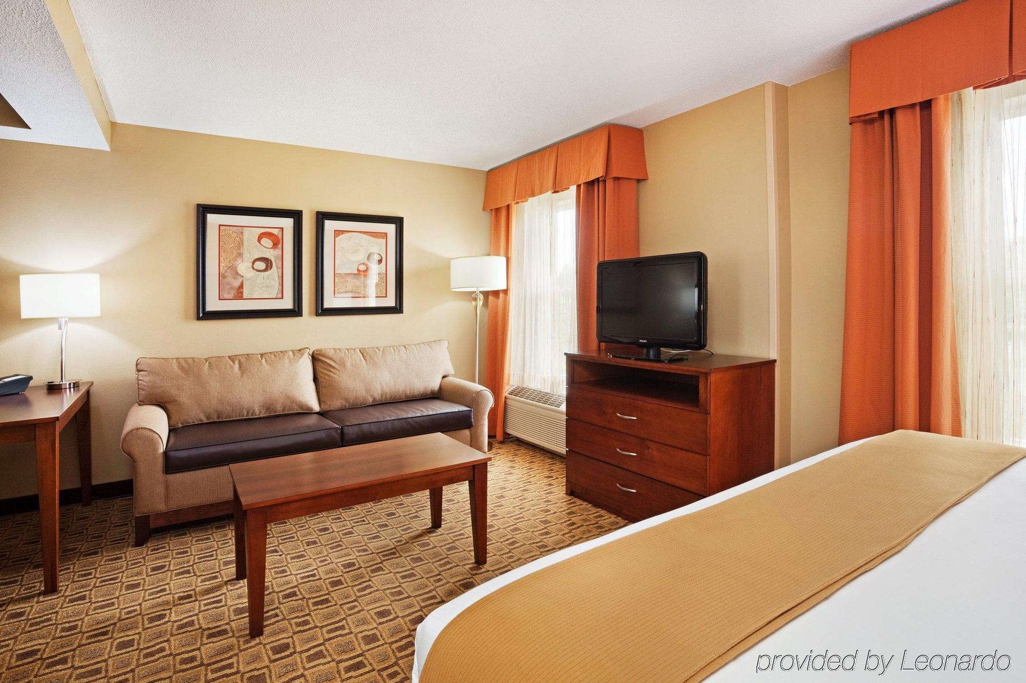 Comfort Suites Near Birkdale Village- Huntersville Room photo
