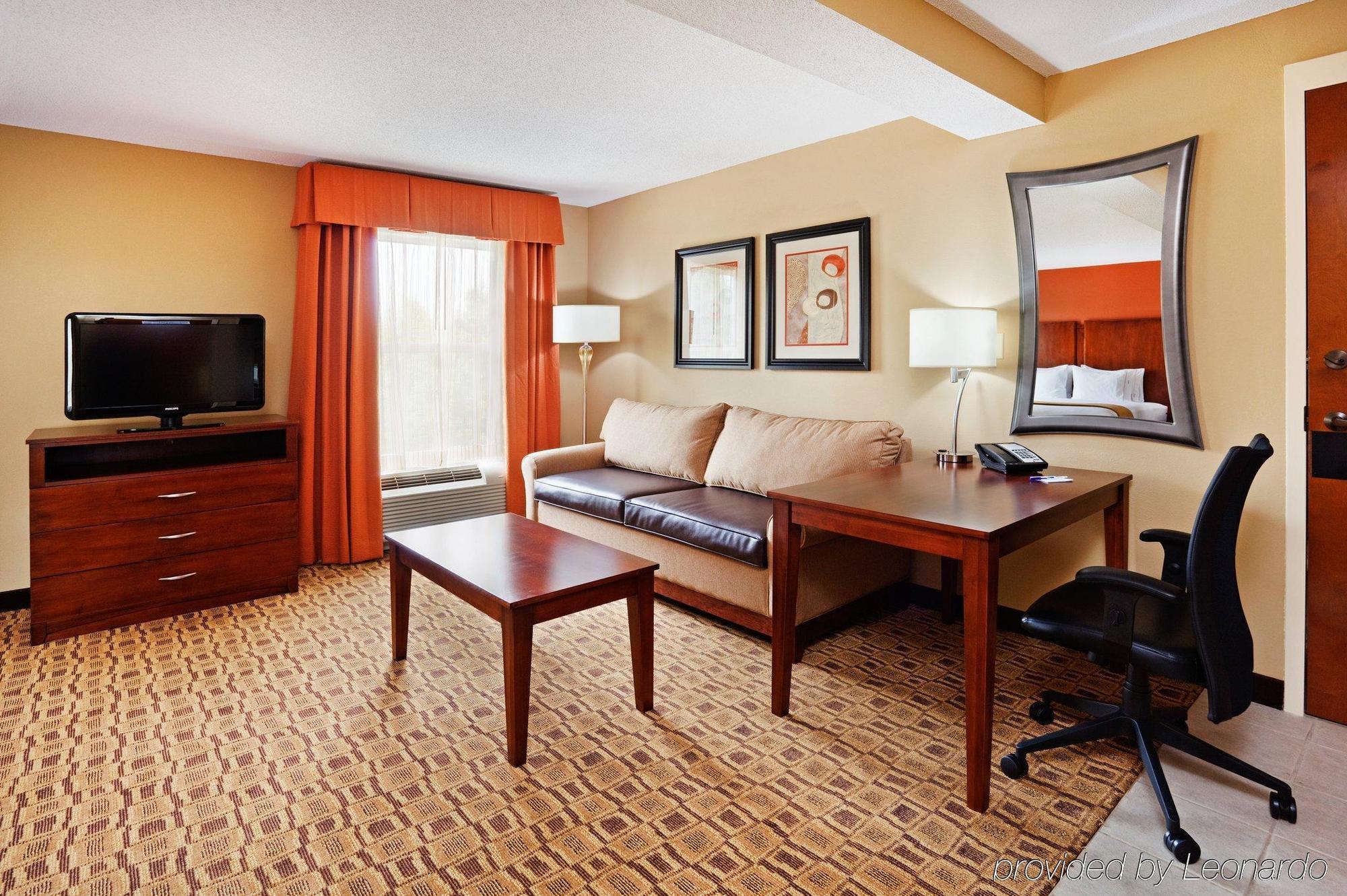 Comfort Suites Near Birkdale Village- Huntersville Room photo