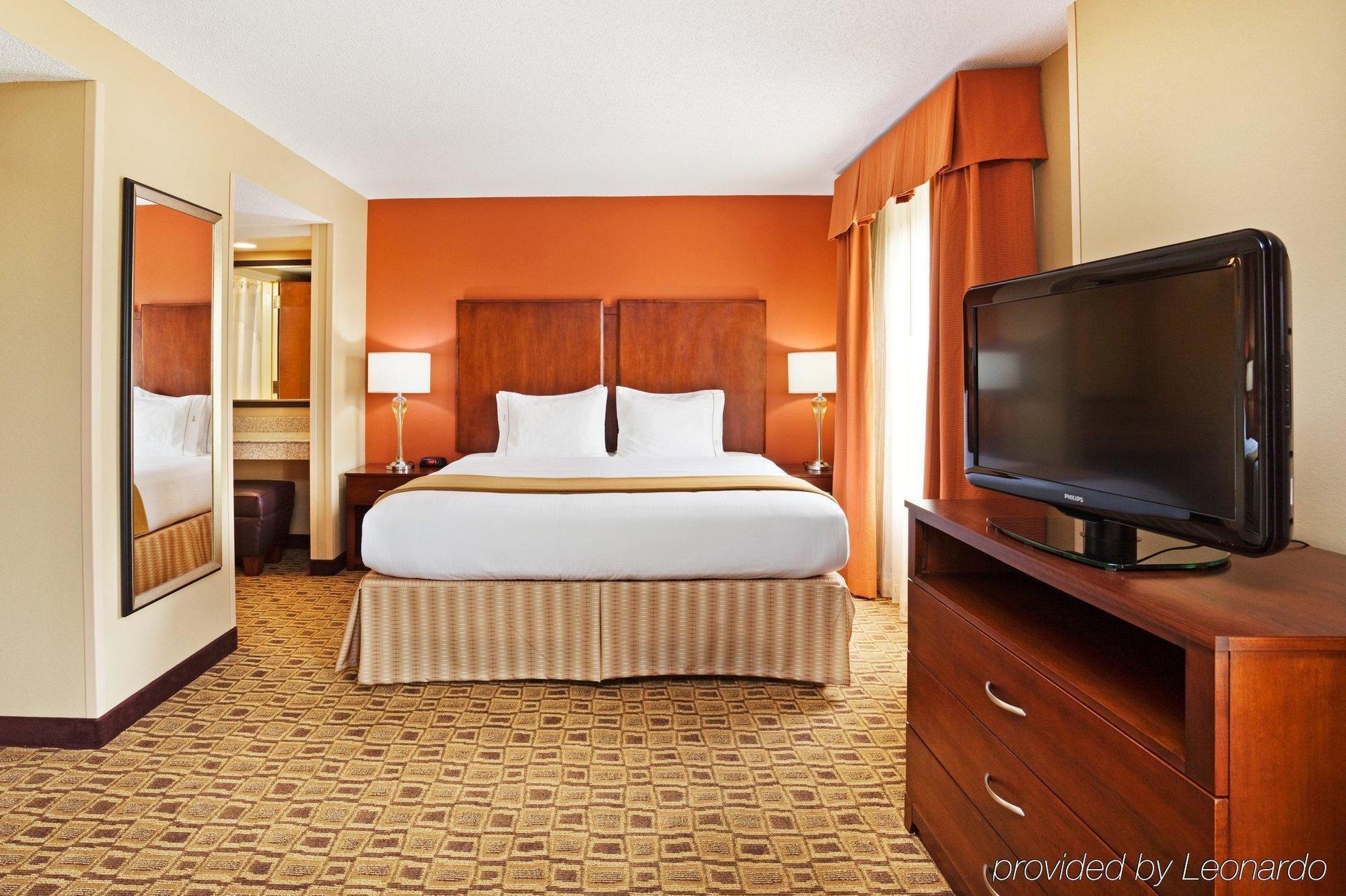 Comfort Suites Near Birkdale Village- Huntersville Room photo