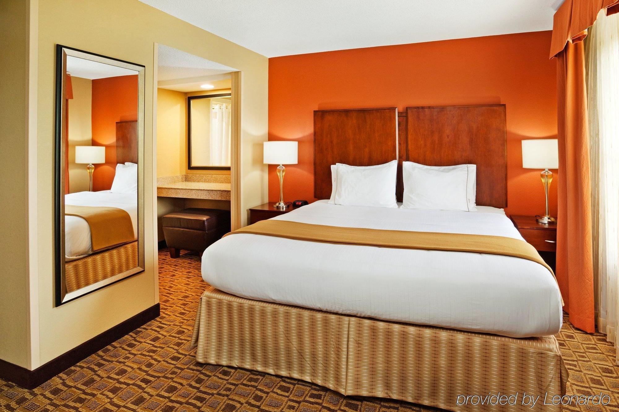 Comfort Suites Near Birkdale Village- Huntersville Room photo